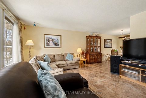 Photo 5 at 30 Juniper Court, Nepean (Borden Farm/Stewart Farm/Carleton Heights/Parkwood Hills), Ottawa