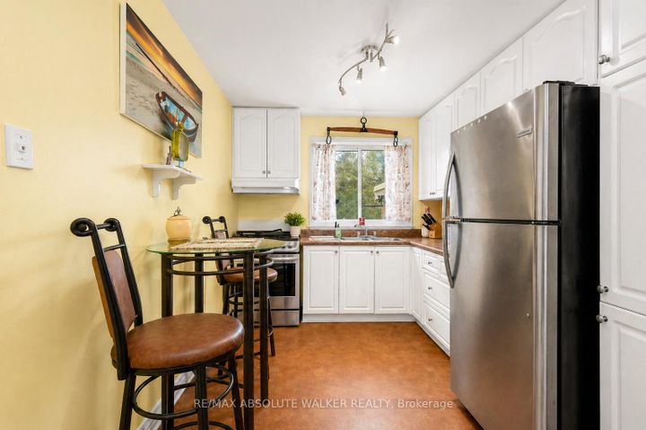 Photo 6 at 144 Viewmount Drive, Nepean (Meadowlands/Crestview), Ottawa