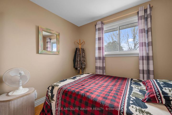 Photo 9 at 144 Viewmount Drive, Nepean (Meadowlands/Crestview), Ottawa