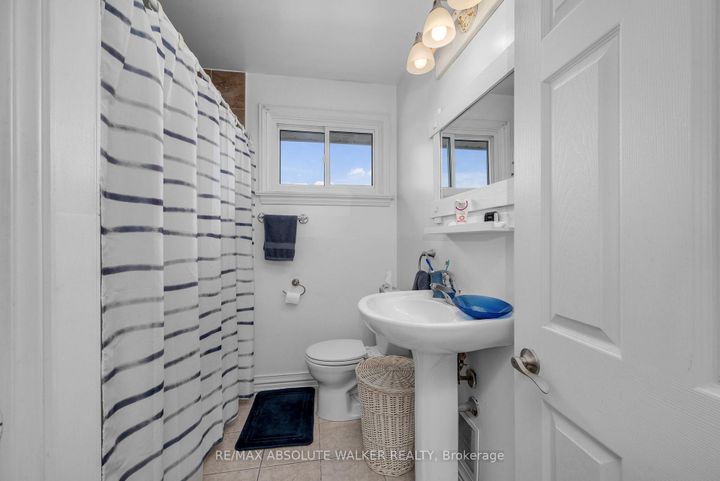 Photo 13 at 144 Viewmount Drive, Nepean (Meadowlands/Crestview), Ottawa