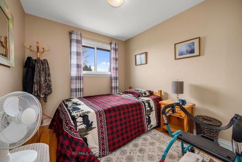 Photo 8 at 144 Viewmount Drive, Nepean (Meadowlands/Crestview), Ottawa