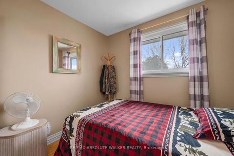 Photo 9 at 144 Viewmount Drive, Nepean (Meadowlands/Crestview), Ottawa
