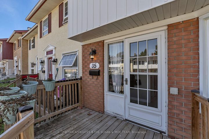 Photo 3 at 35 Monterey Drive, Nepean (Leslie Park), Ottawa