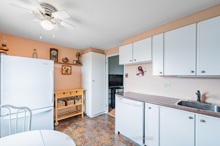 Photo 17 at 806 - 1356 Meadowlands Drive E, Nepean (Borden Farm/Stewart Farm/Carleton Heights/Parkwood Hills), Ottawa