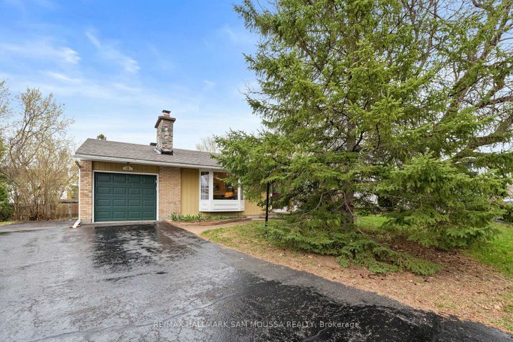 Photo 2 at 11 Springdale Crescent, Nepean (Sheahan Estates/Trend Village), Ottawa