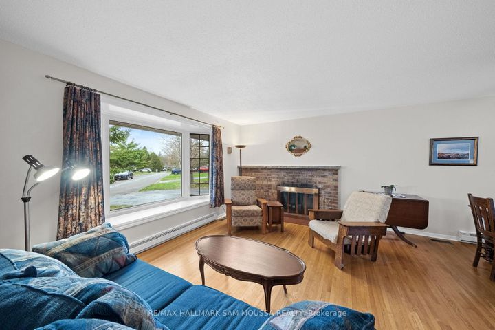 Photo 6 at 11 Springdale Crescent, Nepean (Sheahan Estates/Trend Village), Ottawa