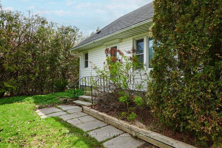 Photo 2 at 36 Argue Drive, Nepean (Borden Farm/Stewart Farm/Carleton Heights/Parkwood Hills), Ottawa
