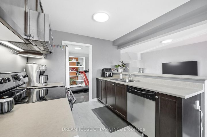 Photo 18 at 124 Pennant Avenue, Nepean (Half Moon Bay), Ottawa
