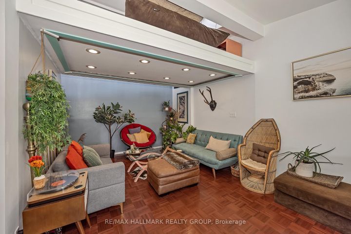 Photo 4 at 35 Benlea Drive, Nepean (Tanglewood), Ottawa