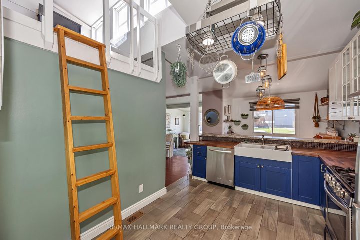 Photo 13 at 35 Benlea Drive, Nepean (Tanglewood), Ottawa