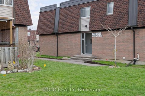 Photo 1 at 59 - 241 Ridgepark Private, Nepean (Meadowlands/Crestview), Ottawa