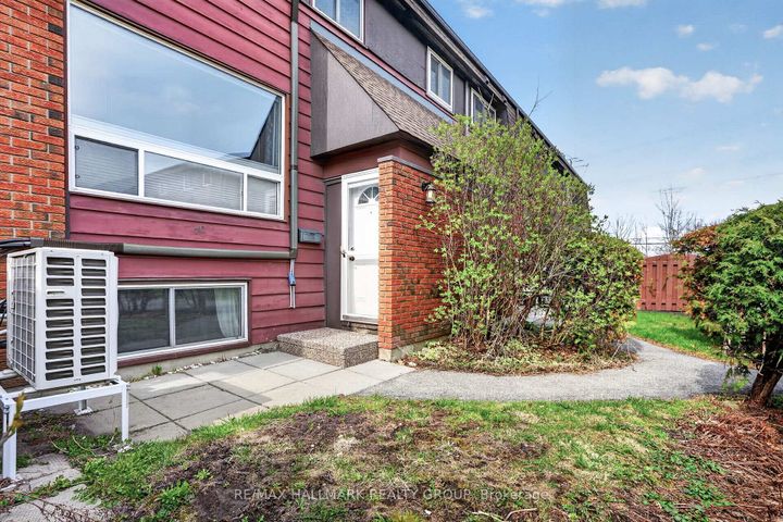 Photo 2 at 7C Banner Road, Nepean (Sheahan Estates/Trend Village), Ottawa