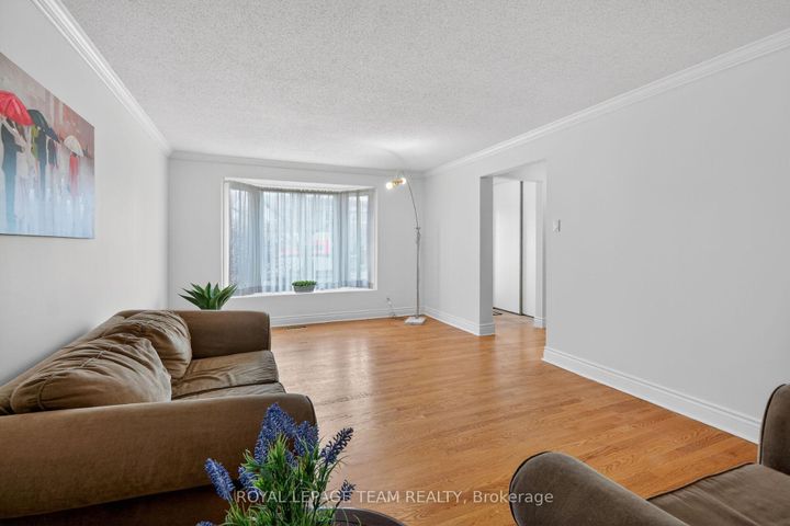 Photo 3 at 98 Canter Boulevard, Nepean (Meadowlands/St. Claire Gardens), Ottawa