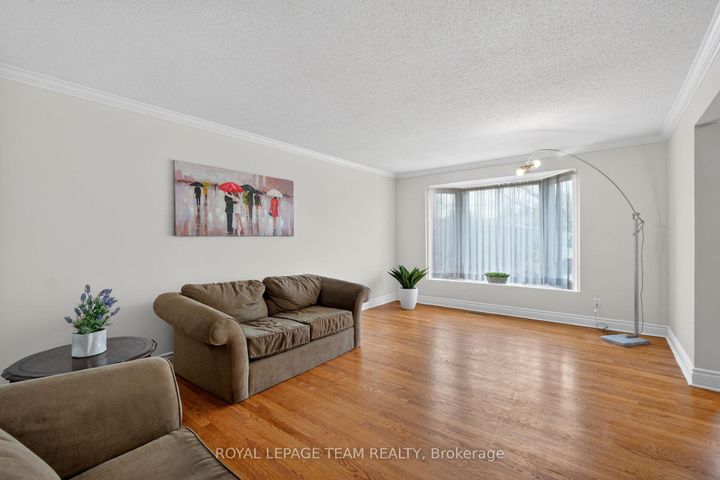 Photo 4 at 98 Canter Boulevard, Nepean (Meadowlands/St. Claire Gardens), Ottawa