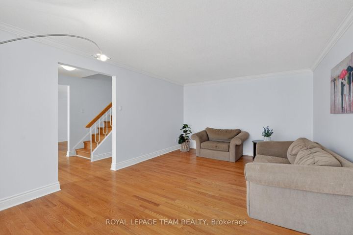 Photo 5 at 98 Canter Boulevard, Nepean (Meadowlands/St. Claire Gardens), Ottawa