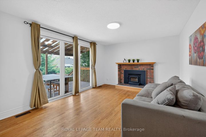 Photo 9 at 98 Canter Boulevard, Nepean (Meadowlands/St. Claire Gardens), Ottawa