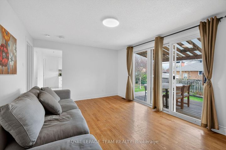 Photo 11 at 98 Canter Boulevard, Nepean (Meadowlands/St. Claire Gardens), Ottawa
