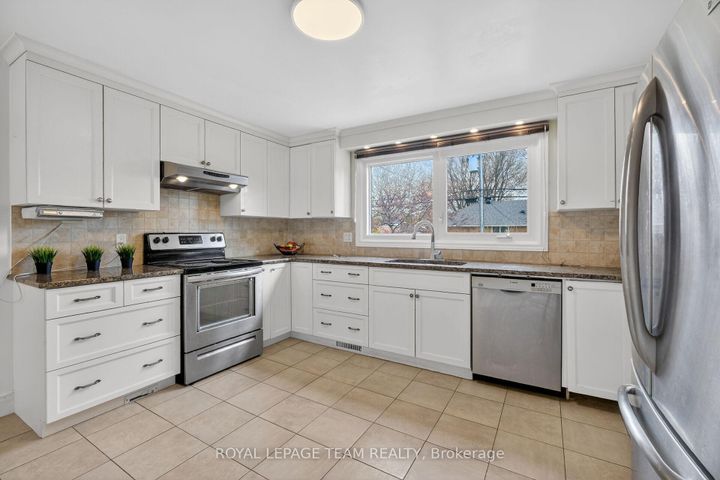 Photo 12 at 98 Canter Boulevard, Nepean (Meadowlands/St. Claire Gardens), Ottawa
