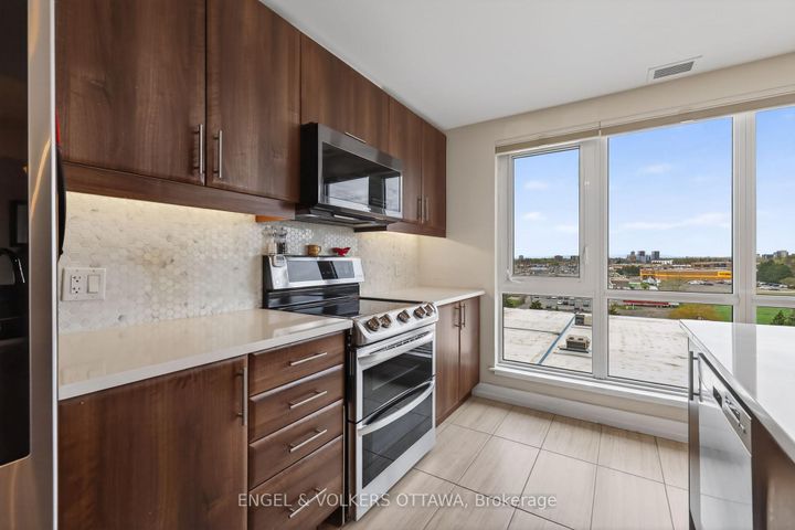 Photo 4 at 711 - 330 Titan Private, Nepean (Borden Farm/Stewart Farm/Carleton Heights/Parkwood Hills), Ottawa