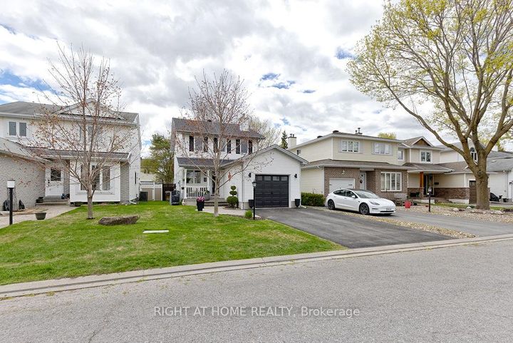 Photo 2 at 29 Peacock Crescent, Nepean (Cedargrove/Fraserdale), Ottawa