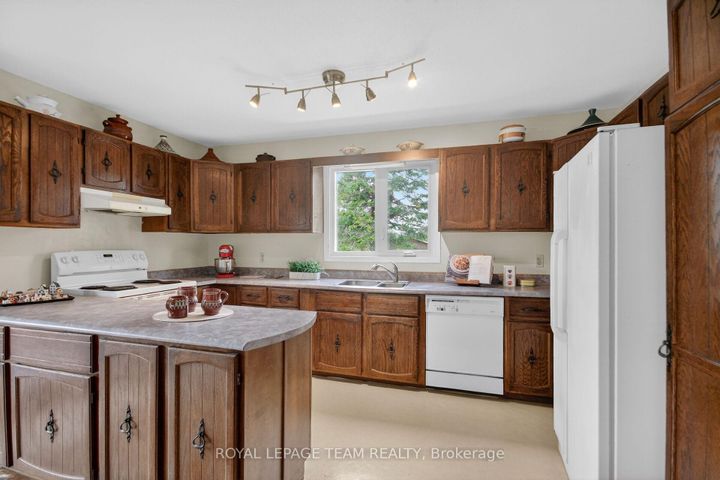 Photo 14 at 136 James Cummings Avenue, Nepean (Crystal Bay/Rocky Point), Ottawa