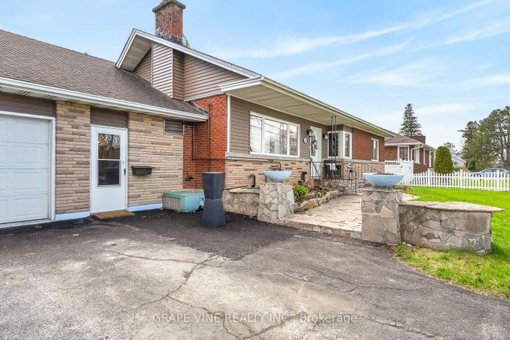 Photo 2 at 46 Macfarlane Road, Nepean (Pineglen/Country Place), Ottawa