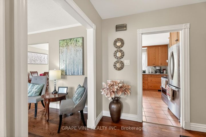 Photo 4 at 46 Macfarlane Road, Nepean (Pineglen/Country Place), Ottawa