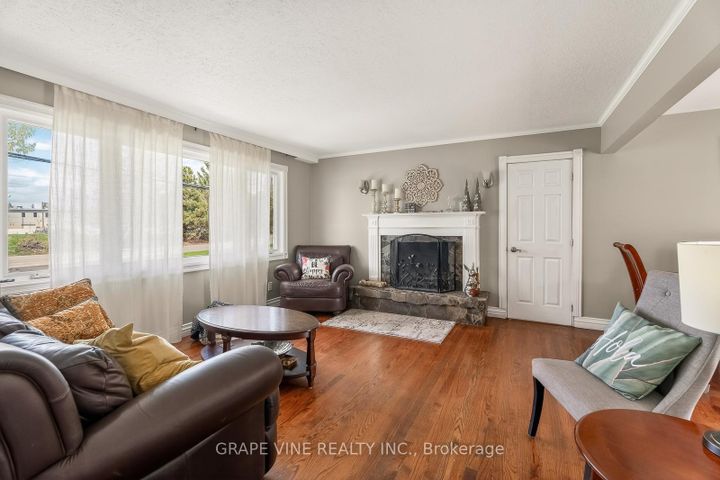 Photo 5 at 46 Macfarlane Road, Nepean (Pineglen/Country Place), Ottawa