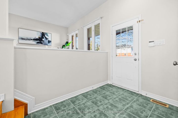 Photo 1 at 4 Tamarack Place N, Nepean (Longfields), Ottawa