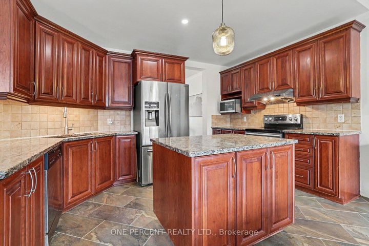 Photo 8 at 860 Taradale Drive, Nepean (Strandherd), Ottawa