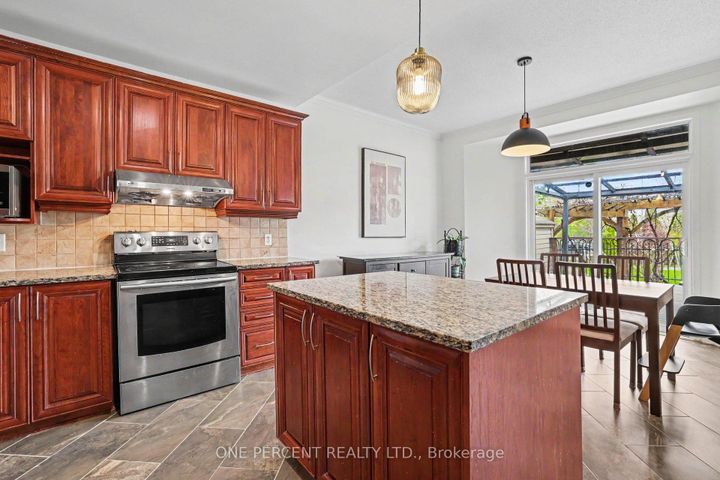 Photo 9 at 860 Taradale Drive, Nepean (Strandherd), Ottawa