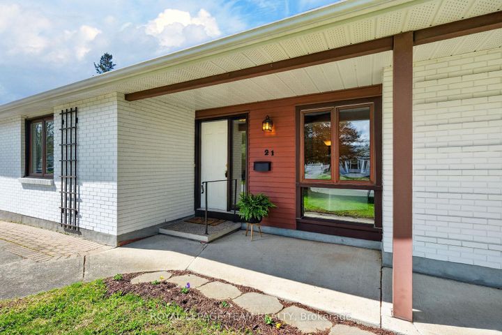 Photo 2 at 21 Lindhurst Crescent, Nepean (Briargreen), Ottawa