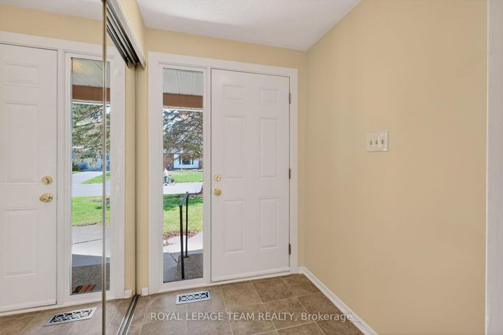 Photo 3 at 21 Lindhurst Crescent, Nepean (Briargreen), Ottawa