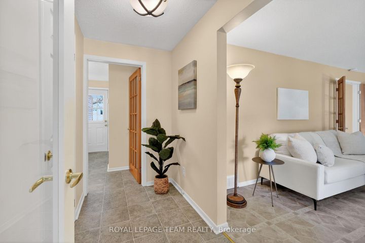 Photo 4 at 21 Lindhurst Crescent, Nepean (Briargreen), Ottawa