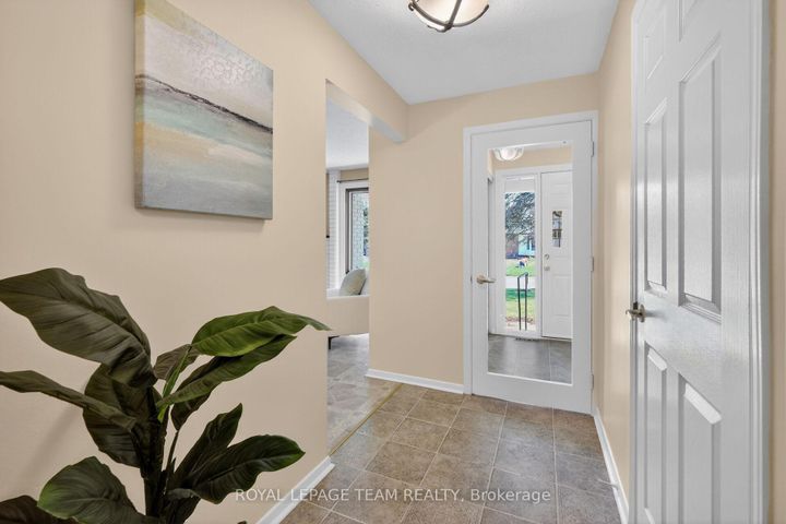 Photo 5 at 21 Lindhurst Crescent, Nepean (Briargreen), Ottawa