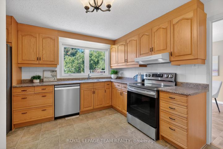 Photo 13 at 21 Lindhurst Crescent, Nepean (Briargreen), Ottawa