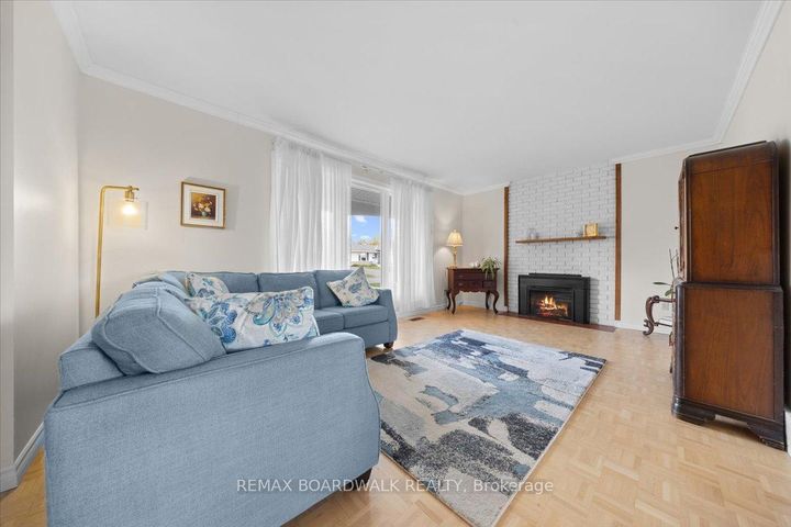 Photo 3 at 28 Glenmanor Drive, Nepean (Meadowlands/Crestview), Ottawa