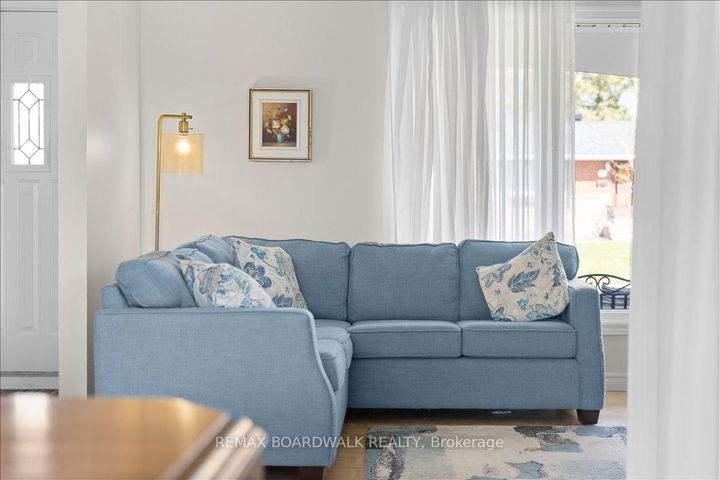 Photo 4 at 28 Glenmanor Drive, Nepean (Meadowlands/Crestview), Ottawa