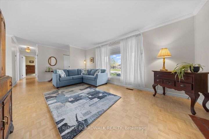 Photo 7 at 28 Glenmanor Drive, Nepean (Meadowlands/Crestview), Ottawa