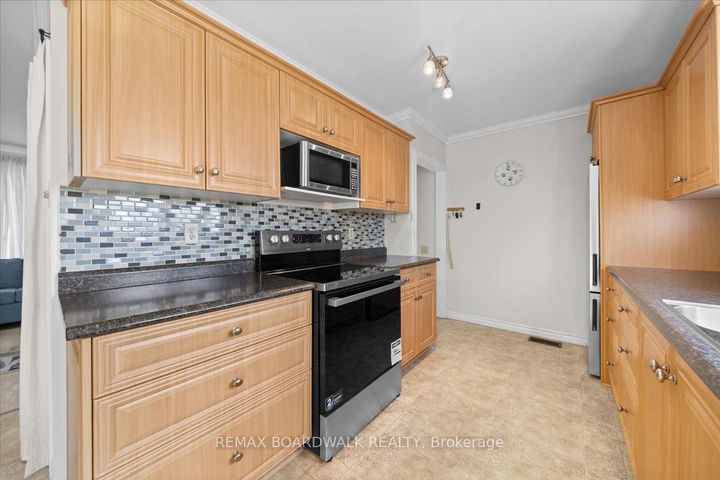 Photo 9 at 28 Glenmanor Drive, Nepean (Meadowlands/Crestview), Ottawa