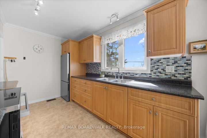Photo 11 at 28 Glenmanor Drive, Nepean (Meadowlands/Crestview), Ottawa