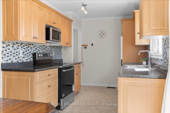 Photo 13 at 28 Glenmanor Drive, Nepean (Meadowlands/Crestview), Ottawa