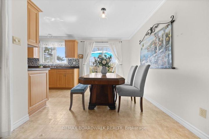 Photo 14 at 28 Glenmanor Drive, Nepean (Meadowlands/Crestview), Ottawa