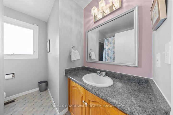 Photo 17 at 28 Glenmanor Drive, Nepean (Meadowlands/Crestview), Ottawa