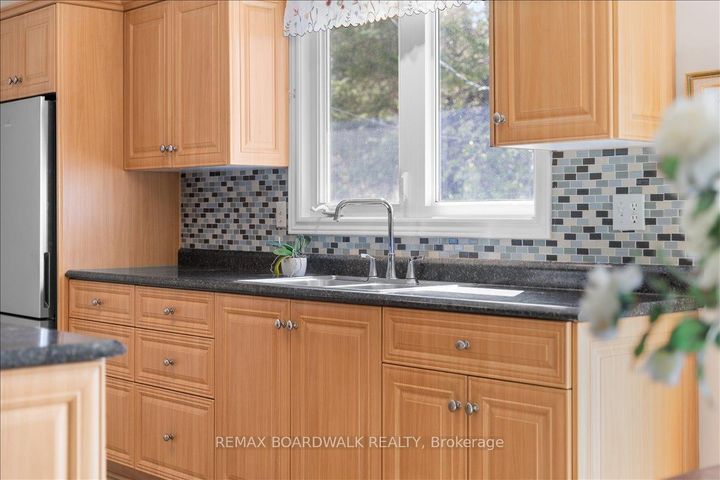 Photo 22 at 28 Glenmanor Drive, Nepean (Meadowlands/Crestview), Ottawa