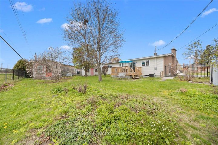 Photo 32 at 28 Glenmanor Drive, Nepean (Meadowlands/Crestview), Ottawa
