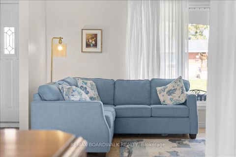 Photo 4 at 28 Glenmanor Drive, Nepean (Meadowlands/Crestview), Ottawa