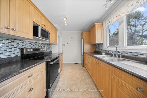 Photo 8 at 28 Glenmanor Drive, Nepean (Meadowlands/Crestview), Ottawa
