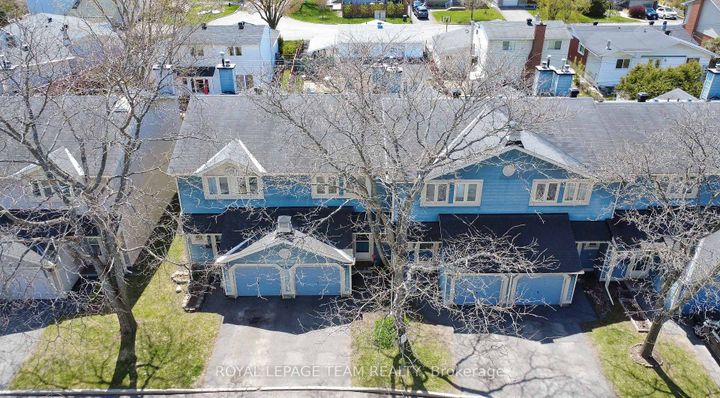 Photo 1 at 39 Saxton Private, Nepean (Redwood Park), Ottawa