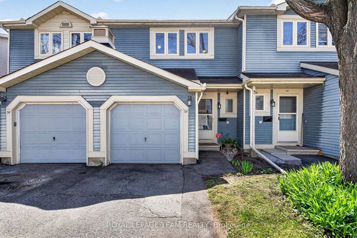 Photo 2 at 39 Saxton Private, Nepean (Redwood Park), Ottawa
